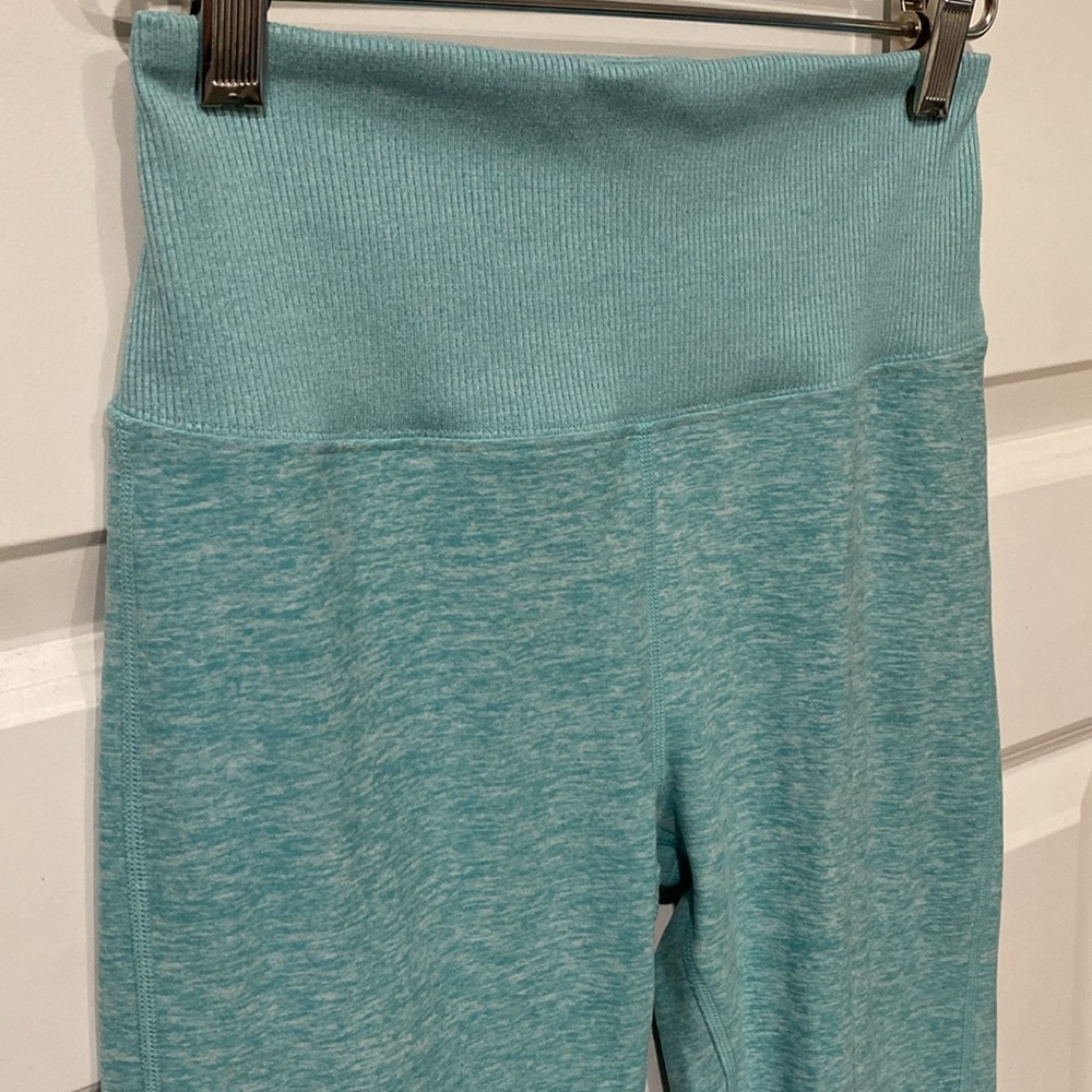 Alo Leggings - Picture 3 of 9
